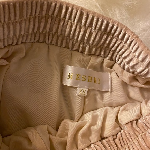 SUPER nice Velvet shorts material is sooo soft - Picture 4 of 4